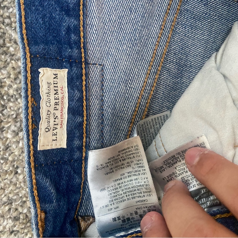 Levi’s premium denim distressed cutoff Jean shorts - Picture 4 of 4